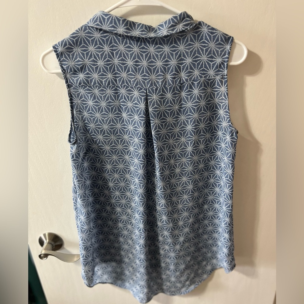 H&M Shirt. - Picture 2 of 3